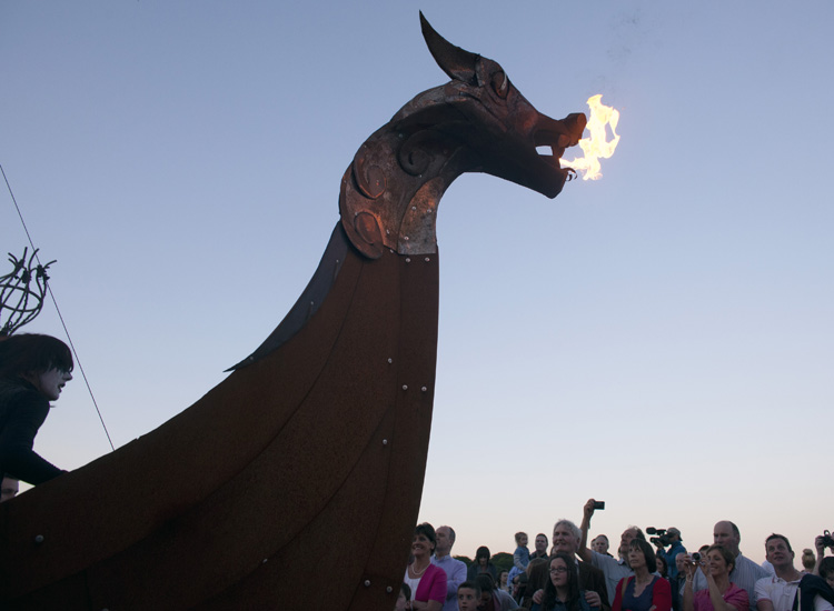 Il drago sconfitto dal santo, un momento della sfilata-evento 
“Il ritorno di san Colombano” allestita a Derry, Città della cultura 
del Regno Unito 2013, il 7 e l’8 giugno 2013